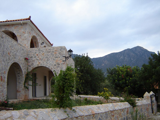 La maison à louer fait 150m2 + des terrasses couvertes en pierre et un jardin
