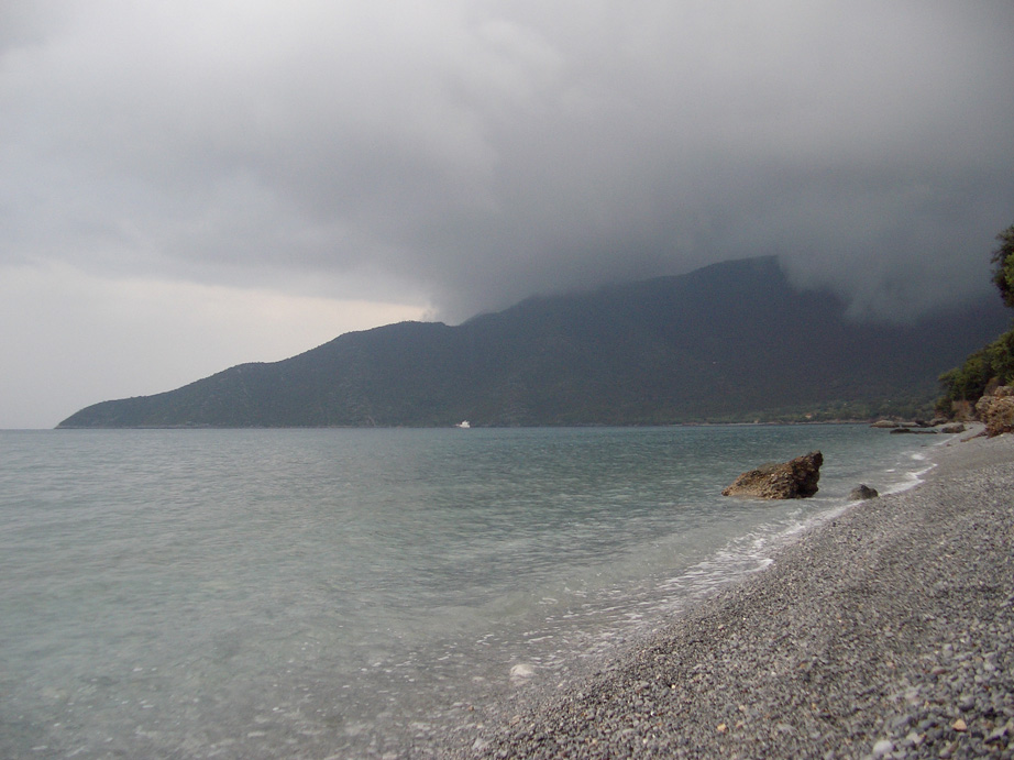 Quiétude et sérénité près de la plage déserte (Péloponnèse, Grèce) Quiétude et sérénité près de la plage déserte (Péloponnèse, Grèce)
