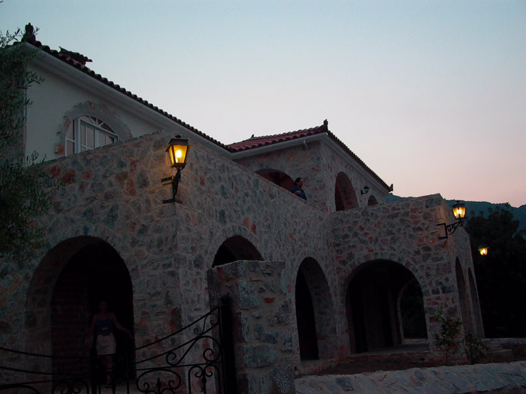 La maison à louer est en pierres Maison à louer en pierre de style ancien à Leonidio (Péloponnèse, Grèce)
